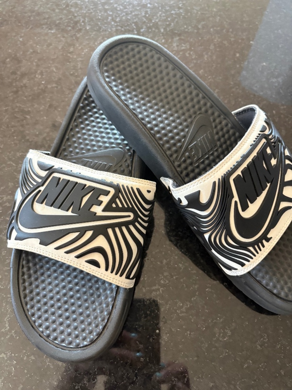 Nike Benassi JDI SE White Black Abstract Slides AJ6745-100 Men's Size 10 EU 44 - Picture 5 of 12